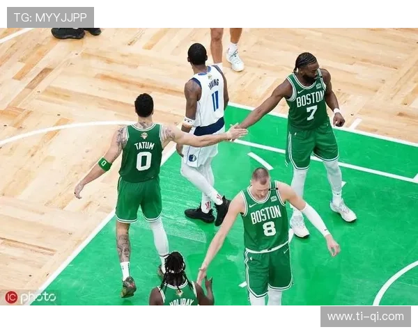 塔图姆精准抢断助攻布朗单臂暴扣点燃全场激情